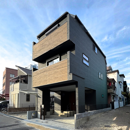 木と家族の温もりをたっぷり感じられるかわいいお家 写真