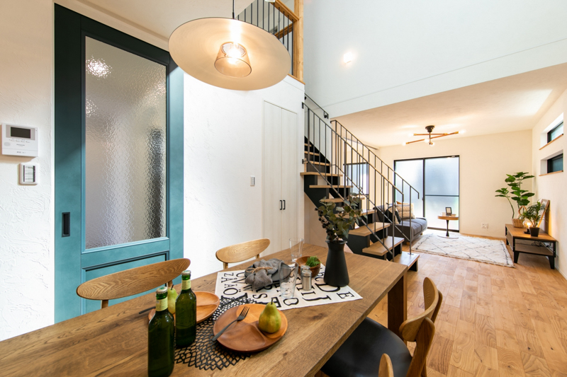 スケルトン階段と吹き抜けで開放感抜群のお家 アイキャッチ画像