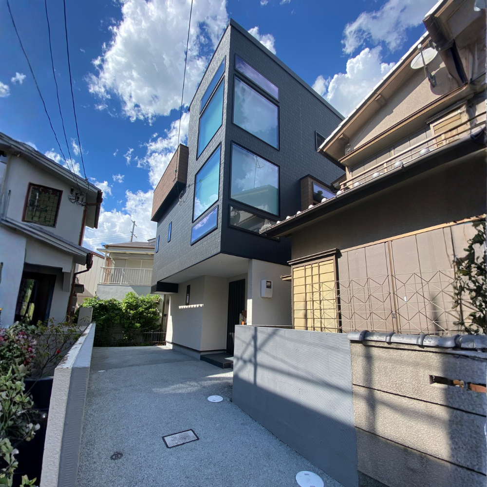 旗竿地に美しく佇む３階建てのお家 写真