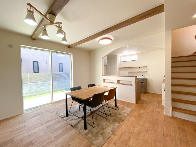 タイルデッキのある庭を眺めながら暮らす家 アイキャッチ画像